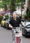 Amsterdam 18 juli 2025
Kunstenaar Bram Reijnders op de fiets in Amsterdam zuid.