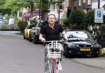 Amsterdam 18 juli 2025
Kunstenaar Bram Reijnders op de fiets in Amsterdam zuid.
