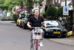 Amsterdam 18 juli 2025
Kunstenaar Bram Reijnders op de fiets in Amsterdam zuid.
