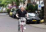 Amsterdam 18 juli 2025
Kunstenaar Bram Reijnders op de fiets in Amsterdam zuid.