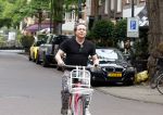 Amsterdam 18 juli 2025
Kunstenaar Bram Reijnders op de fiets in Amsterdam zuid.