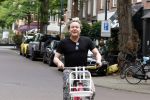 Amsterdam 18 juli 2025
Kunstenaar Bram Reijnders op de fiets in Amsterdam zuid.