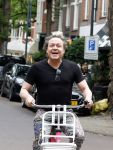 Amsterdam 18 juli 2025
Kunstenaar Bram Reijnders op de fiets in Amsterdam zuid.