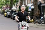 Amsterdam 18 juli 2025
Kunstenaar Bram Reijnders op de fiets in Amsterdam zuid.