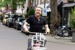 Amsterdam 18 juli 2025
Kunstenaar Bram Reijnders op de fiets in Amsterdam zuid.