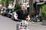 Amsterdam 18 juli 2025
Kunstenaar Bram Reijnders op de fiets in Amsterdam zuid.