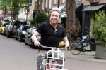Amsterdam 18 juli 2025
Kunstenaar Bram Reijnders op de fiets in Amsterdam zuid.