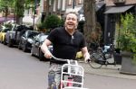 Amsterdam 18 juli 2025
Kunstenaar Bram Reijnders op de fiets in Amsterdam zuid.