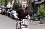 Amsterdam 18 juli 2025
Kunstenaar Bram Reijnders op de fiets in Amsterdam zuid.