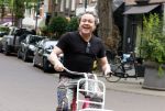 Amsterdam 18 juli 2025
Kunstenaar Bram Reijnders op de fiets in Amsterdam zuid.