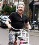 Amsterdam 18 juli 2025
Kunstenaar Bram Reijnders op de fiets in Amsterdam zuid.