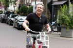 Amsterdam 18 juli 2025
Kunstenaar Bram Reijnders op de fiets in Amsterdam zuid.