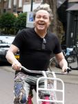 Amsterdam 18 juli 2025
Kunstenaar Bram Reijnders op de fiets in Amsterdam zuid.