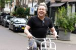 Amsterdam 18 juli 2025
Kunstenaar Bram Reijnders op de fiets in Amsterdam zuid.