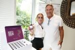 Amsterdam 10 juli 2025
Presentatie Bioteq Vitality van Connie Witteman bij haar thuis . Connie Witteman met zakenpartner Bob Reiche