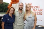 Amsterdam 13 juli 2025
Presentatie boek Dave Roelvink bij restaurant de Bosbaan . Aanwezig oa zijn vriendin Marijn Kuipers vader Dries Roelvink Honoria Roelvink Donny Roelvink en zijn moeder Lucienne Kenter.