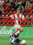 Eindhoven, 29 augustus 1998
PSV-SC HEERENVEEN, eindstand 1-2
PSV-er Dmitri Kholkhlov ontwijkt een SC Heerenveen-speler te passeren.