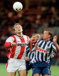 Eindhoven, 29 augustus 1998 PSV-SC Heerenveen,eindstand 1-2
PSV-er Dmitri Khokhlov in duel met SC Heerenveen-speler
Tieme Klompe