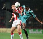 Eindhoven, 31 oktober 1998
PSV-Sparta, eindstand 4-0
PSV-er Dmitri Khokhlov in duel met Marilia de Santana