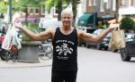 Amsterdam 14 juli 2025
Dries Roelvinkmdoet gewichtheffen met groente en vis op de cornelis schuytstraat.