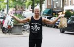 Amsterdam 14 juli 2025
Dries Roelvinkmdoet gewichtheffen met groente en vis op de cornelis schuytstraat.