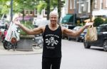 Amsterdam 14 juli 2025
Dries Roelvinkmdoet gewichtheffen met groente en vis op de cornelis schuytstraat.