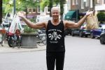 Amsterdam 14 juli 2025
Dries Roelvinkmdoet gewichtheffen met groente en vis op de cornelis schuytstraat.