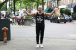 Amsterdam 14 juli 2025
Dries Roelvinkmdoet gewichtheffen met groente en vis op de cornelis schuytstraat.