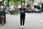 Amsterdam 14 juli 2025
Dries Roelvinkmdoet gewichtheffen met groente en vis op de cornelis schuytstraat.