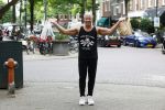 Amsterdam 14 juli 2025
Dries Roelvinkmdoet gewichtheffen met groente en vis op de cornelis schuytstraat.