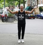 Amsterdam 14 juli 2025
Dries Roelvinkmdoet gewichtheffen met groente en vis op de cornelis schuytstraat.