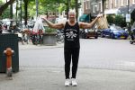 Amsterdam 14 juli 2025
Dries Roelvinkmdoet gewichtheffen met groente en vis op de cornelis schuytstraat.