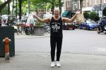 Amsterdam 14 juli 2025
Dries Roelvinkmdoet gewichtheffen met groente en vis op de cornelis schuytstraat.