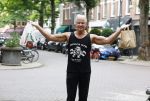 Amsterdam 14 juli 2025
Dries Roelvinkmdoet gewichtheffen met groente en vis op de cornelis schuytstraat.