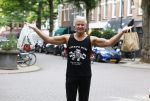 Amsterdam 14 juli 2025
Dries Roelvinkmdoet gewichtheffen met groente en vis op de cornelis schuytstraat.