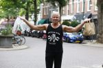 Amsterdam 14 juli 2025
Dries Roelvinkmdoet gewichtheffen met groente en vis op de cornelis schuytstraat.
