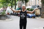 Amsterdam 14 juli 2025
Dries Roelvinkmdoet gewichtheffen met groente en vis op de cornelis schuytstraat.