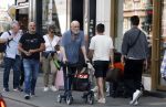 Amsterdam 15 juli 2025
Hugo Metsers achter de rollator in Amsterdam zuid.