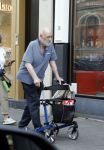 Amsterdam 15 juli 2025
Hugo Metsers achter de rollator in Amsterdam zuid.