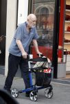 Amsterdam 15 juli 2025
Hugo Metsers achter de rollator in Amsterdam zuid.