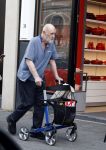 Amsterdam 15 juli 2025
Hugo Metsers achter de rollator in Amsterdam zuid.