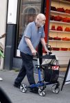 Amsterdam 15 juli 2025
Hugo Metsers achter de rollator in Amsterdam zuid.