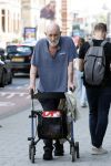 Amsterdam 15 juli 2025
Hugo Metsers achter de rollator in Amsterdam zuid.