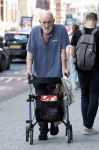 Amsterdam 15 juli 2025
Hugo Metsers achter de rollator in Amsterdam zuid.
