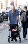 Amsterdam 15 juli 2025
Hugo Metsers achter de rollator in Amsterdam zuid.