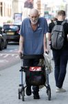 Amsterdam 15 juli 2025
Hugo Metsers achter de rollator in Amsterdam zuid.