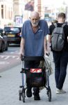 Amsterdam 15 juli 2025
Hugo Metsers achter de rollator in Amsterdam zuid.