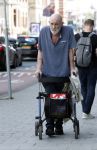 Amsterdam 15 juli 2025
Hugo Metsers achter de rollator in Amsterdam zuid.