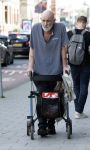 Amsterdam 15 juli 2025
Hugo Metsers achter de rollator in Amsterdam zuid.