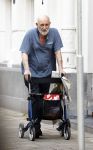 Amsterdam 15 juli 2025
Hugo Metsers achter de rollator in Amsterdam zuid.